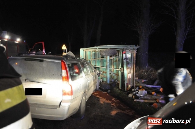 Zdjęcie w galerii na portalu naszraciborz.pl: Volvo zderzyło się z przyczepą w Babicach wiadomości z regionu