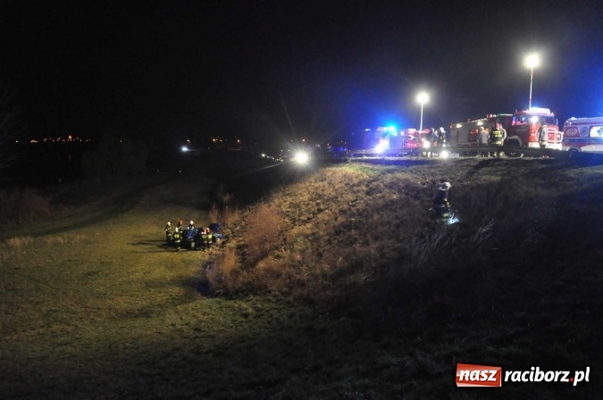 Zdjęcie w galerii na portalu naszraciborz.pl: Skoda zjechała ze skarpy w Krzyżanowicach. W aucie była dwójka dzieci wiadomości z regionu