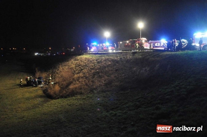 Zdjęcie w galerii na portalu naszraciborz.pl: Skoda zjechała ze skarpy w Krzyżanowicach. W aucie była dwójka dzieci wiadomości z regionu