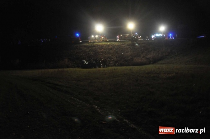 Zdjęcie w galerii na portalu naszraciborz.pl: Skoda zjechała ze skarpy w Krzyżanowicach. W aucie była dwójka dzieci wiadomości z regionu