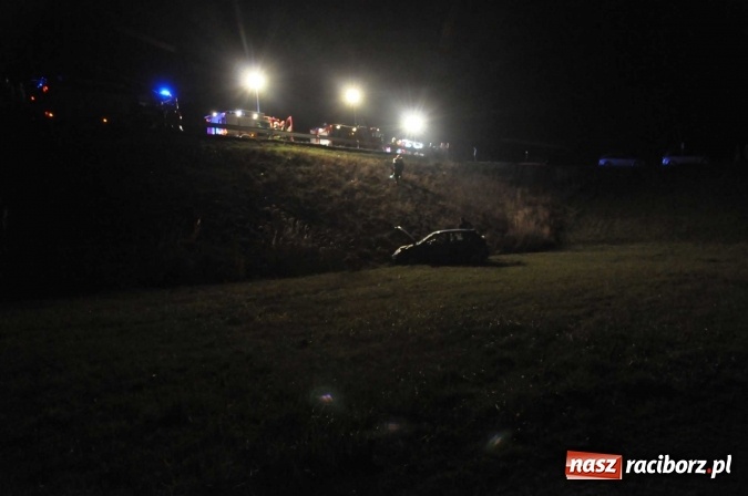 Zdjęcie w galerii na portalu naszraciborz.pl: Skoda zjechała ze skarpy w Krzyżanowicach. W aucie była dwójka dzieci wiadomości z regionu