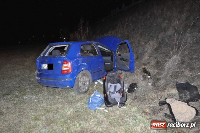 Zdjęcie w galerii na portalu naszraciborz.pl: Skoda zjechała ze skarpy w Krzyżanowicach. W aucie była dwójka dzieci wiadomości z regionu