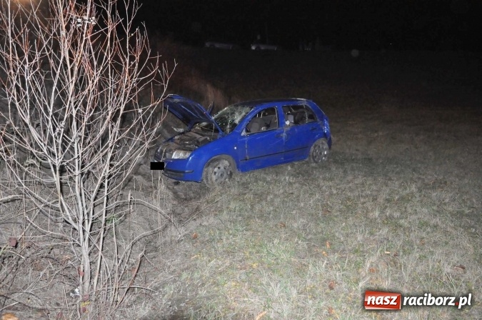 Zdjęcie w galerii na portalu naszraciborz.pl: Skoda zjechała ze skarpy w Krzyżanowicach. W aucie była dwójka dzieci wiadomości z regionu