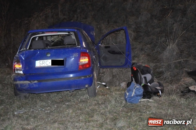 Zdjęcie w galerii na portalu naszraciborz.pl: Skoda zjechała ze skarpy w Krzyżanowicach. W aucie była dwójka dzieci wiadomości z regionu