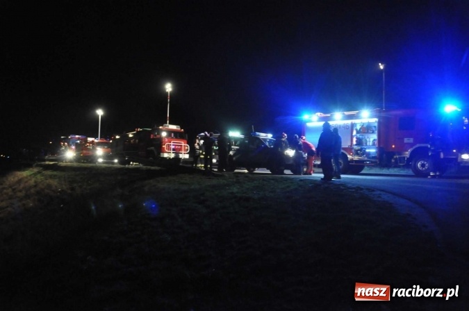 Zdjęcie w galerii na portalu naszraciborz.pl: Skoda zjechała ze skarpy w Krzyżanowicach. W aucie była dwójka dzieci wiadomości z regionu