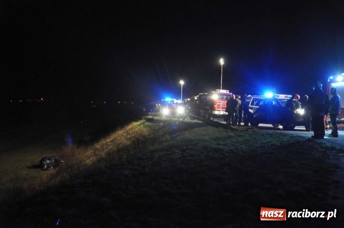 Zdjęcie w galerii na portalu naszraciborz.pl: Skoda zjechała ze skarpy w Krzyżanowicach. W aucie była dwójka dzieci wiadomości z regionu