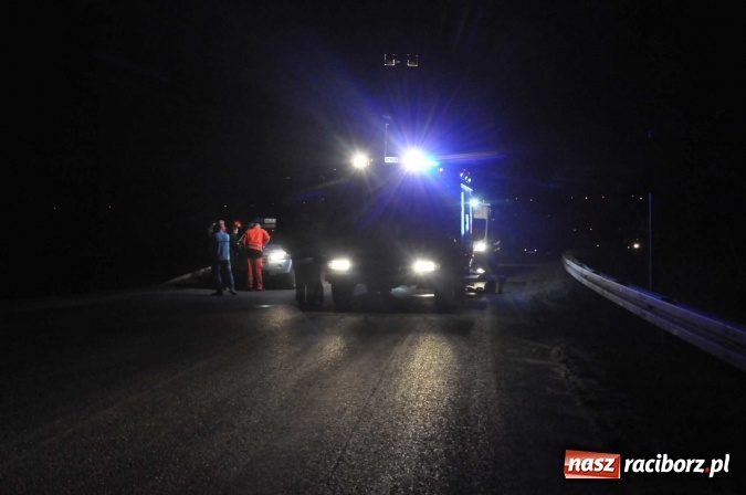 Zdjęcie w galerii na portalu naszraciborz.pl: Skoda zjechała ze skarpy w Krzyżanowicach. W aucie była dwójka dzieci wiadomości z regionu