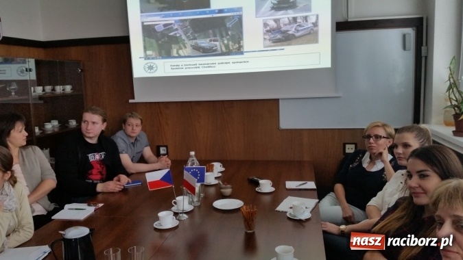 Zdjęcie w galerii na portalu naszraciborz.pl: Studenci filologii słowiańskiej profilu czeskiego PWSZ w Raciborzu na warsztatach terminologicznych w Czechach wiadomości z regionu