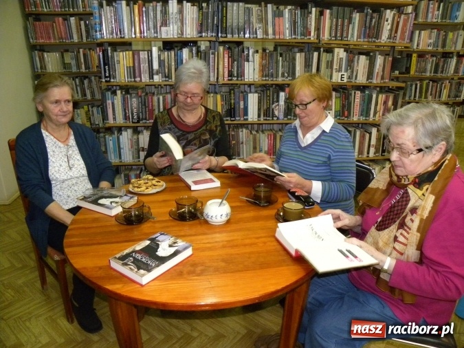 Zdjęcie w galerii na portalu naszraciborz.pl: Listopadowe spotkanie Dyskusyjnego Klubu Książki w bibliotece  wiadomości z regionu