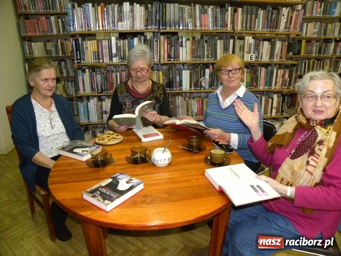 Zdjęcie w galerii na portalu naszraciborz.pl: Listopadowe spotkanie Dyskusyjnego Klubu Książki w bibliotece  wiadomości z regionu