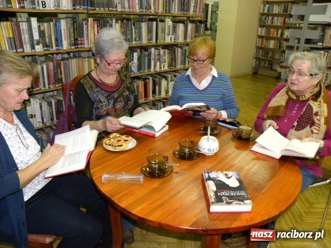 Zdjęcie w galerii na portalu naszraciborz.pl: Listopadowe spotkanie Dyskusyjnego Klubu Książki w bibliotece  wiadomości z regionu