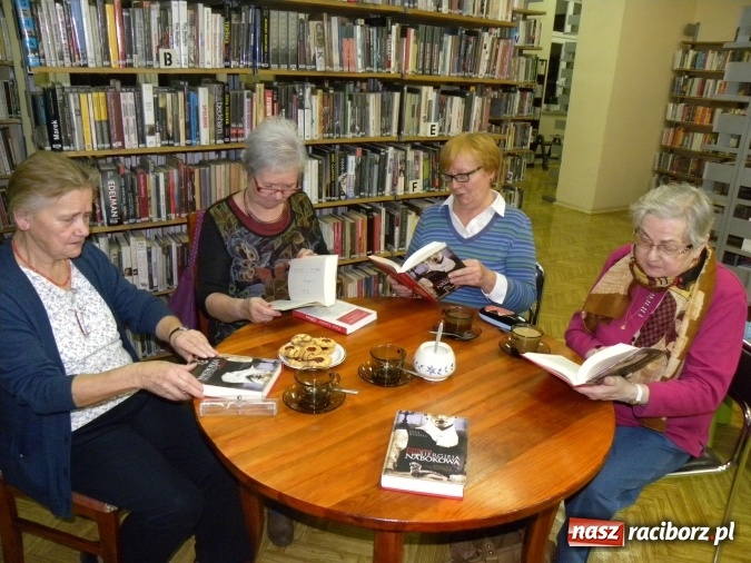 Zdjęcie w galerii na portalu naszraciborz.pl: Listopadowe spotkanie Dyskusyjnego Klubu Książki w bibliotece  wiadomości z regionu