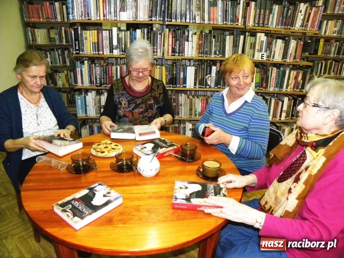 Zdjęcie w galerii na portalu naszraciborz.pl: Listopadowe spotkanie Dyskusyjnego Klubu Książki w bibliotece  wiadomości z regionu