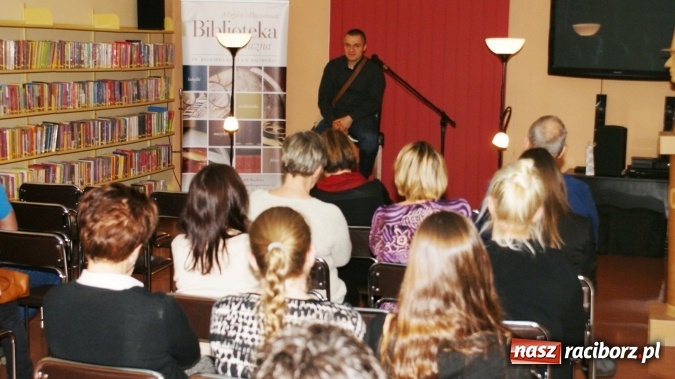 Zdjęcie w galerii na portalu naszraciborz.pl: Malarz obłędu w raciborskiej bibliotece wiadomości z regionu