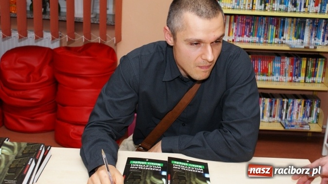 Zdjęcie w galerii na portalu naszraciborz.pl: Malarz obłędu w raciborskiej bibliotece wiadomości z regionu