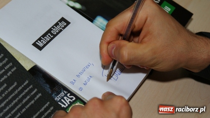 Zdjęcie w galerii na portalu naszraciborz.pl: Malarz obłędu w raciborskiej bibliotece wiadomości z regionu