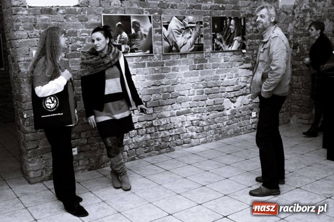 Zdjęcie w galerii na portalu naszraciborz.pl: Cisza w starym opactwie, czyli jubileuszowa wystawa Fotonu wiadomości z regionu