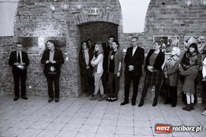 Zdjęcie w galerii na portalu naszraciborz.pl: Cisza w starym opactwie, czyli jubileuszowa wystawa Fotonu wiadomości z regionu