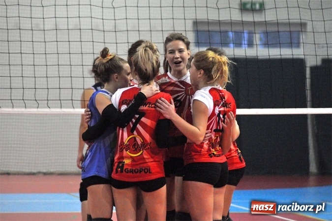 Zdjęcie w galerii na portalu naszraciborz.pl: Siatkarki UKS Krzanowice pokonały lidera wiadomości z regionu