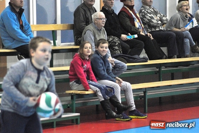 Zdjęcie w galerii na portalu naszraciborz.pl: Siatkarki UKS Krzanowice pokonały lidera wiadomości z regionu