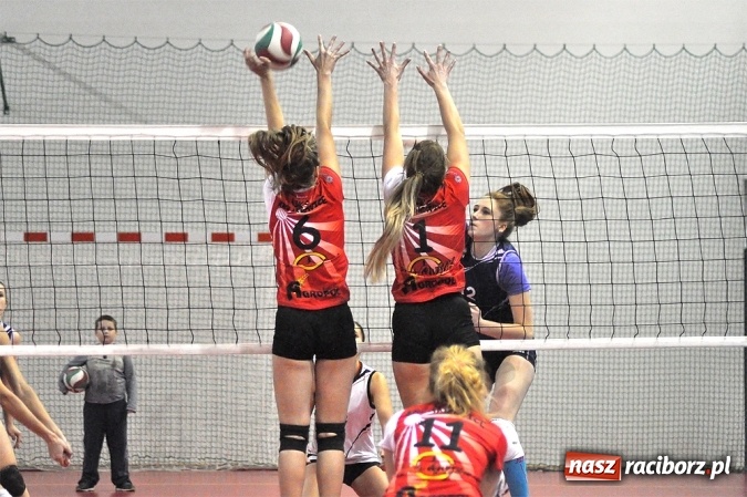 Zdjęcie w galerii na portalu naszraciborz.pl: Siatkarki UKS Krzanowice pokonały lidera wiadomości z regionu