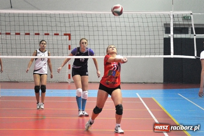Zdjęcie w galerii na portalu naszraciborz.pl: Siatkarki UKS Krzanowice pokonały lidera wiadomości z regionu