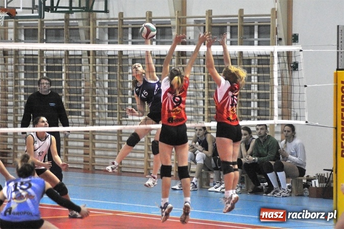 Zdjęcie w galerii na portalu naszraciborz.pl: Siatkarki UKS Krzanowice pokonały lidera wiadomości z regionu
