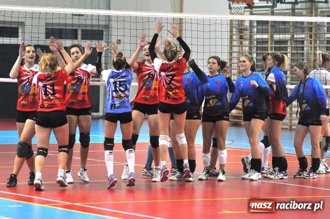 Zdjęcie w galerii na portalu naszraciborz.pl: Siatkarki UKS Krzanowice pokonały lidera wiadomości z regionu