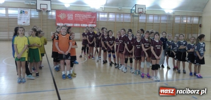 Zdjęcie w galerii na portalu naszraciborz.pl: Pietrowice Wielkie gospodarzem III Turnieju piłki ręcznej dziewcząt młodszych pod patronatem Starosty Raciborskiego wiadomości z regionu