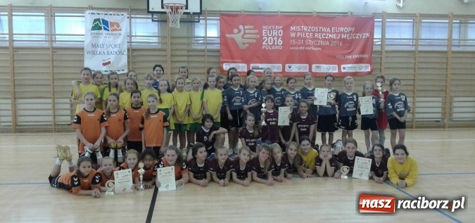 Zdjęcie w galerii na portalu naszraciborz.pl: Pietrowice Wielkie gospodarzem III Turnieju piłki ręcznej dziewcząt młodszych pod patronatem Starosty Raciborskiego wiadomości z regionu