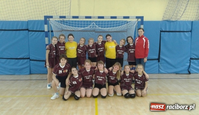 Zdjęcie w galerii na portalu naszraciborz.pl: Pietrowice Wielkie gospodarzem III Turnieju piłki ręcznej dziewcząt młodszych pod patronatem Starosty Raciborskiego wiadomości z regionu