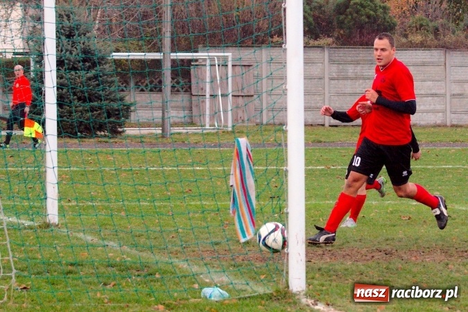 Zdjęcie w galerii na portalu naszraciborz.pl: Musioł strzelić musioł. Tworków wygrał po trudach wiadomości z regionu