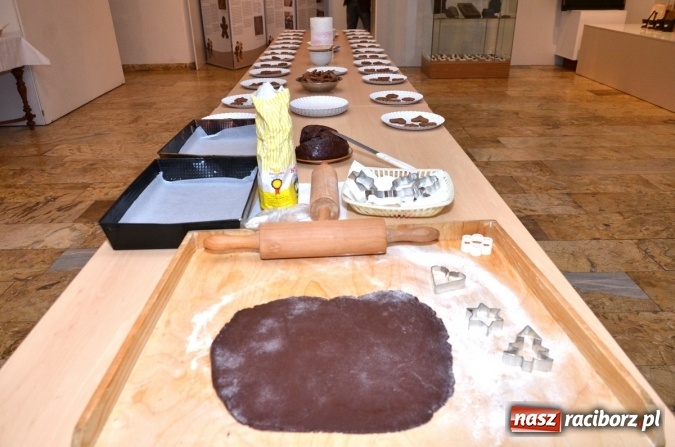 Zdjęcie w galerii na portalu naszraciborz.pl: Serca, księżyce, gwiazdki, katarzynki... Spotkanie z piernikami w roli głównej w muzeum wiadomości z regionu