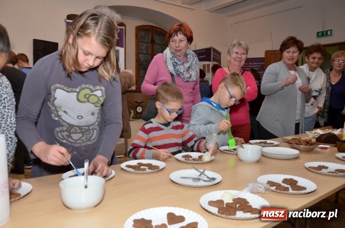Zdjęcie w galerii na portalu naszraciborz.pl: Serca, księżyce, gwiazdki, katarzynki... Spotkanie z piernikami w roli głównej w muzeum wiadomości z regionu