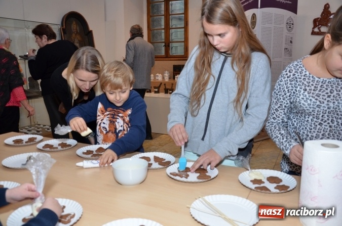Zdjęcie w galerii na portalu naszraciborz.pl: Serca, księżyce, gwiazdki, katarzynki... Spotkanie z piernikami w roli głównej w muzeum wiadomości z regionu
