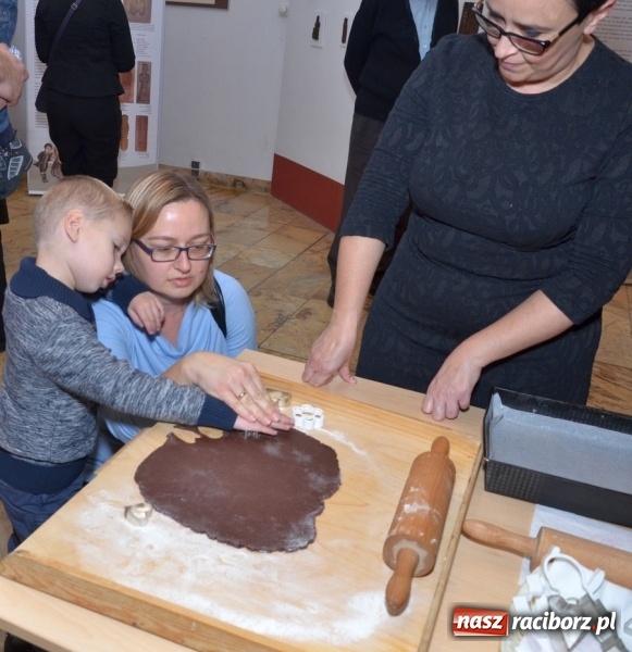 Zdjęcie w galerii na portalu naszraciborz.pl: Serca, księżyce, gwiazdki, katarzynki... Spotkanie z piernikami w roli głównej w muzeum wiadomości z regionu
