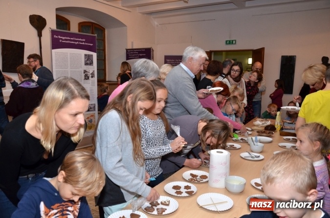 Zdjęcie w galerii na portalu naszraciborz.pl: Serca, księżyce, gwiazdki, katarzynki... Spotkanie z piernikami w roli głównej w muzeum wiadomości z regionu
