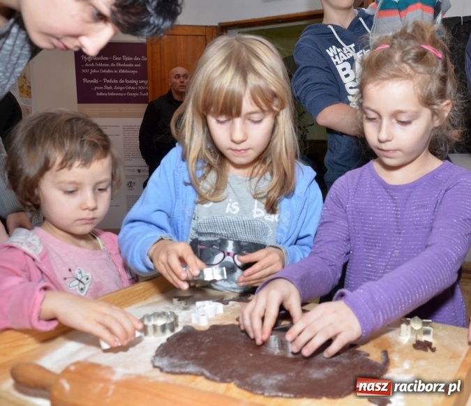 Zdjęcie w galerii na portalu naszraciborz.pl: Serca, księżyce, gwiazdki, katarzynki... Spotkanie z piernikami w roli głównej w muzeum wiadomości z regionu