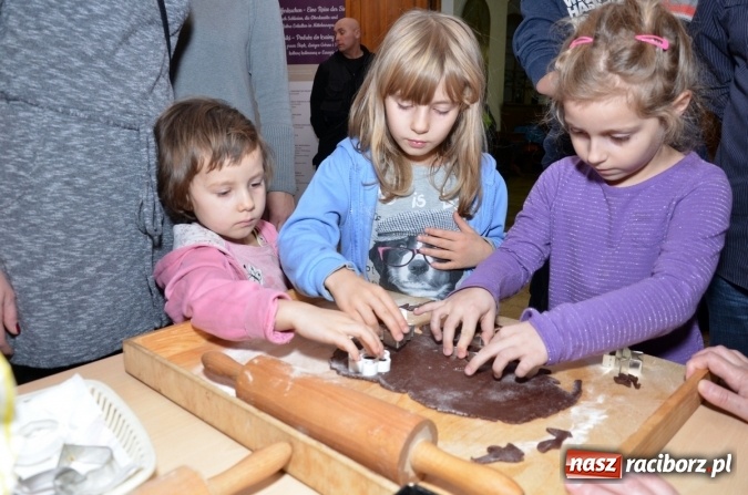 Zdjęcie w galerii na portalu naszraciborz.pl: Serca, księżyce, gwiazdki, katarzynki... Spotkanie z piernikami w roli głównej w muzeum wiadomości z regionu