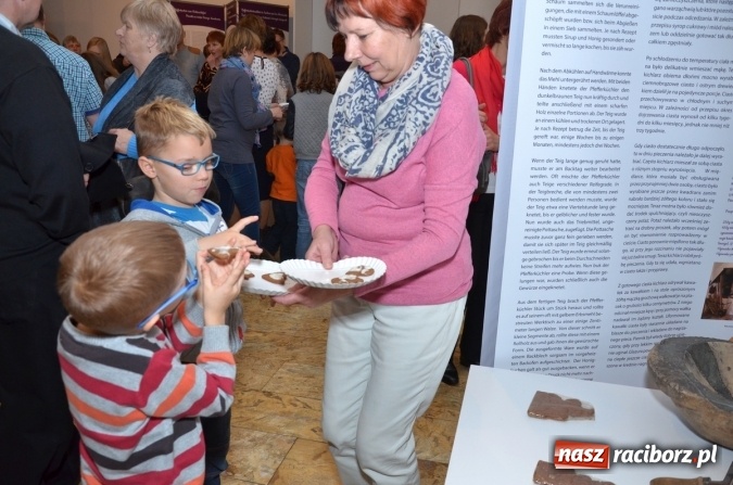 Zdjęcie w galerii na portalu naszraciborz.pl: Serca, księżyce, gwiazdki, katarzynki... Spotkanie z piernikami w roli głównej w muzeum wiadomości z regionu