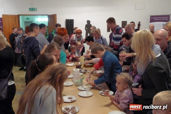 Zdjęcie w galerii na portalu naszraciborz.pl: Serca, księżyce, gwiazdki, katarzynki... Spotkanie z piernikami w roli głównej w muzeum wiadomości z regionu