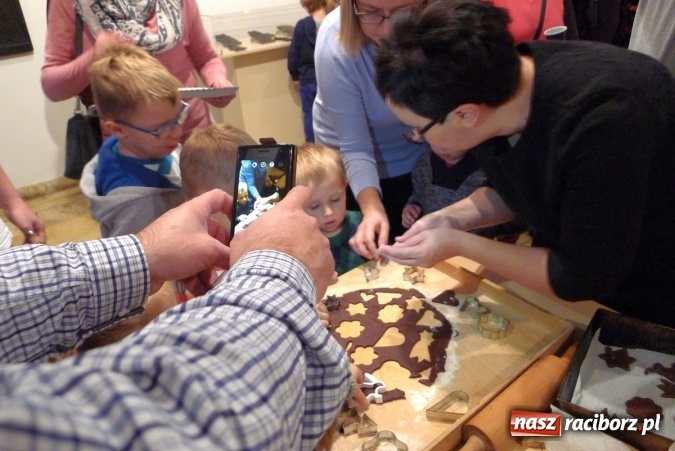 Zdjęcie w galerii na portalu naszraciborz.pl: Serca, księżyce, gwiazdki, katarzynki... Spotkanie z piernikami w roli głównej w muzeum wiadomości z regionu