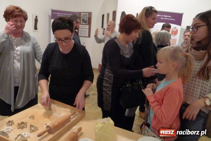 Zdjęcie w galerii na portalu naszraciborz.pl: Serca, księżyce, gwiazdki, katarzynki... Spotkanie z piernikami w roli głównej w muzeum wiadomości z regionu