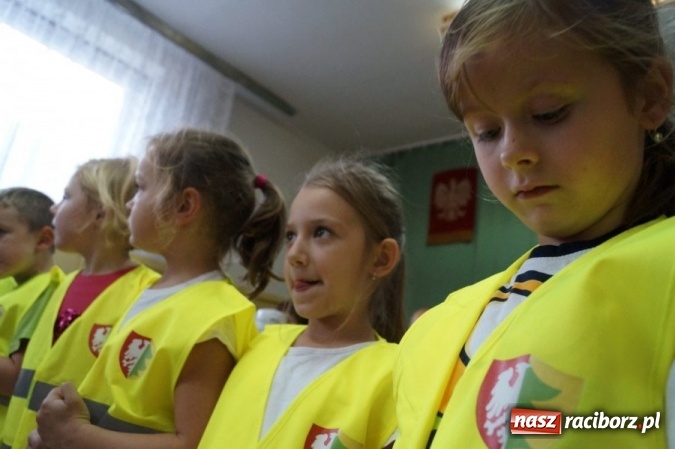 Zdjęcie w galerii na portalu naszraciborz.pl: Dzielnicowi z Kuźni Raciborskiej rozdali kamizelki odblaskowe  wiadomości z regionu