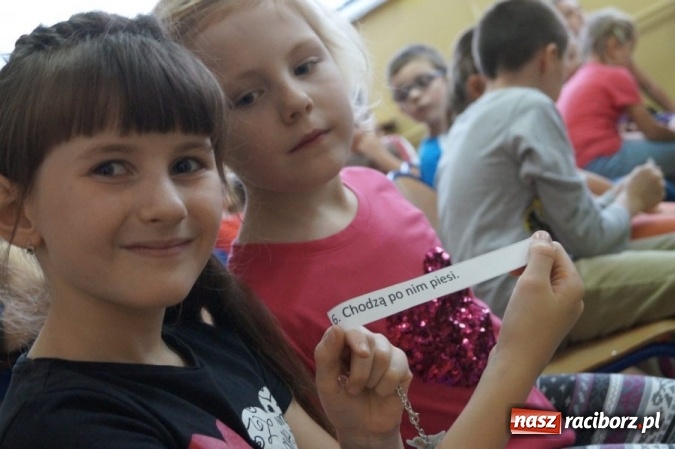 Zdjęcie w galerii na portalu naszraciborz.pl: Dzielnicowi z Kuźni Raciborskiej rozdali kamizelki odblaskowe  wiadomości z regionu