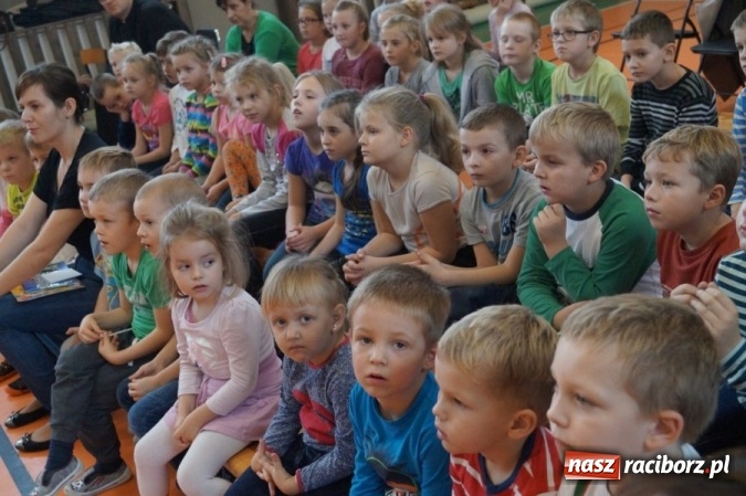 Zdjęcie w galerii na portalu naszraciborz.pl: Dzielnicowi z Kuźni Raciborskiej rozdali kamizelki odblaskowe  wiadomości z regionu