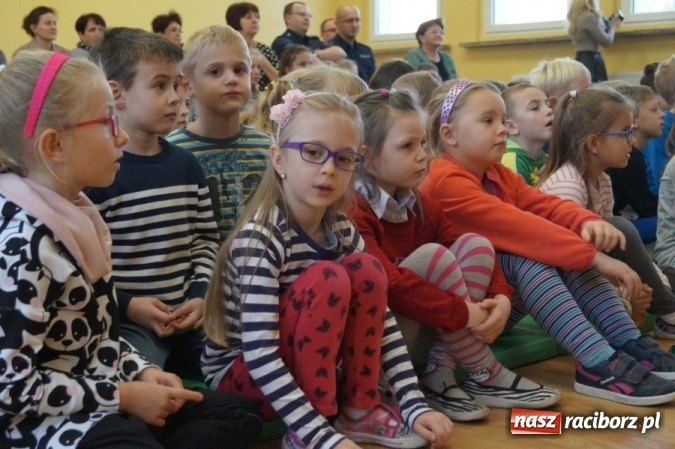 Zdjęcie w galerii na portalu naszraciborz.pl: Dzielnicowi z Kuźni Raciborskiej rozdali kamizelki odblaskowe  wiadomości z regionu