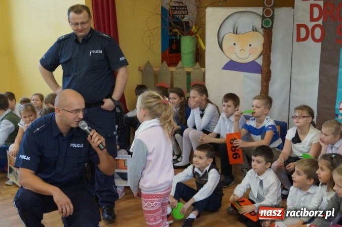 Zdjęcie w galerii na portalu naszraciborz.pl: Dzielnicowi z Kuźni Raciborskiej rozdali kamizelki odblaskowe  wiadomości z regionu