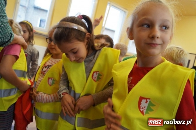 Zdjęcie w galerii na portalu naszraciborz.pl: Dzielnicowi z Kuźni Raciborskiej rozdali kamizelki odblaskowe  wiadomości z regionu