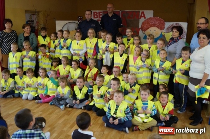 Zdjęcie w galerii na portalu naszraciborz.pl: Dzielnicowi z Kuźni Raciborskiej rozdali kamizelki odblaskowe  wiadomości z regionu